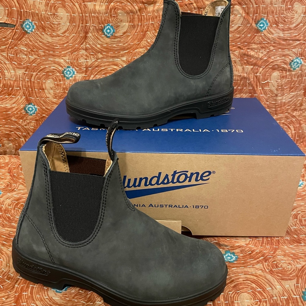 Brand new in box! Blundstone boots size 4.5, which fits a US size 7 ladies.